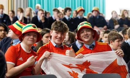Учениците от Treorchy Comprehensive School се наслаждават на атмосферата