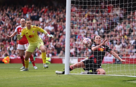 Christiane Endler gifts Arsenal the equaliser!