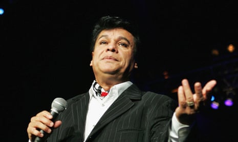 Juan Gabriel performing in Florida in 2004. He did not court English-speaking fans because he had such a large Latin following.