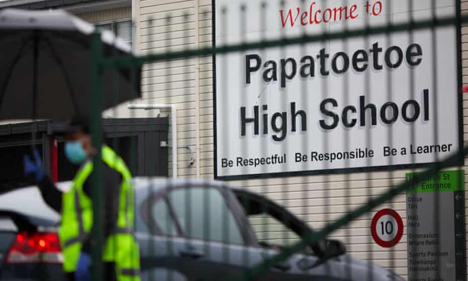 Two locally transmitted cases of Covid-19 in Auckland are siblings and pupils at Papatoetoe high school. 