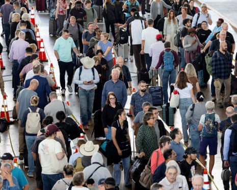 Переповнений аеропорт термінал