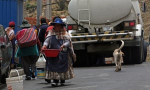 Bolivians in La Paz fetch water from a tanker truck provided by officials of the Bolivian public water company, Epsas.