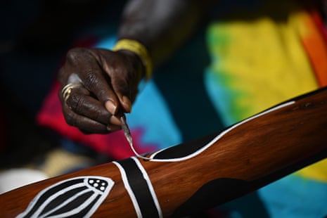 Lena Gurruwiwi of the Galpu clan paints a yidaki