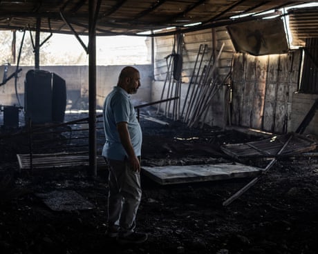 Israeli settlers torch Palestinian homes and cars – video