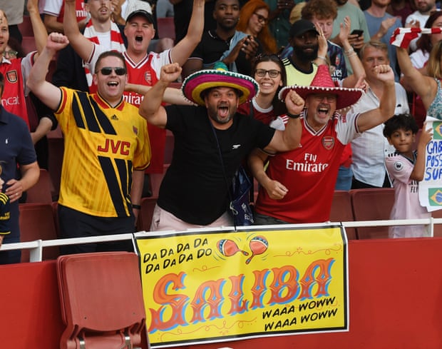 Arsenal-fans har kul i Emirates.