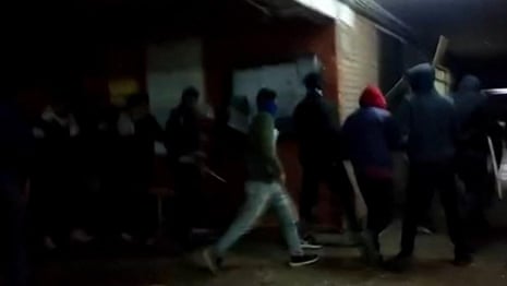Masked mob storms top Delhi university, injuring staff and students – video