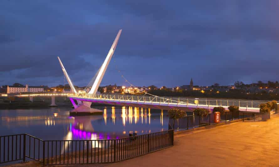 Sailing-Stream.fr ⚓ 10 nouvelles vacances fantastiques au Royaume-Uni sur l'eau | Vacances en bateau ⚓ Peace Bridge, Derry, illuminé la nuit.