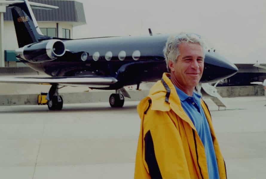 Jeffrey Epstein devant l'un de ses avions privés.