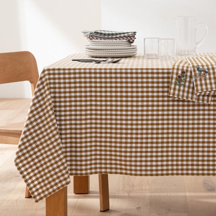 Bethany checkered dyed woven washed cotton tablecloth.