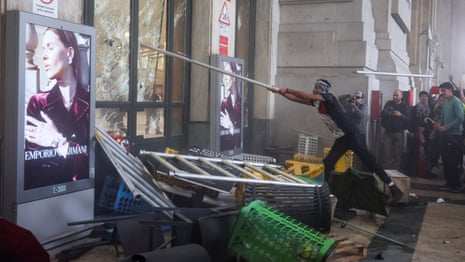El sindicato USB realiza una huelga nacional en Milán, bajo el lema "Bloqueemos todo", en solidaridad con Gaza. Un manifestante rompe una ventana con un palo en la estación de tren Milano Centrale durante una manifestación que forma parte de la protesta nacional "Bloqueemos todo" en solidaridad con Gaza. Los activistas también piden el cese del envío de armas a Israel. Milán, Italia, 22 de septiembre de 2025. REUTERS/Claudia Greco. IMÁGENES TPX DEL DÍA.