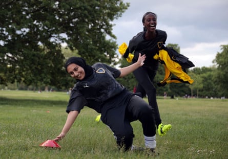 Yasmin Abdullahi, 30 ans, fondatrice du Sisterhood FC, poursuit sa coéquipière Assma Asif, 25 ans, lors d'une séance d'entraînement à Hyde Park, en juin de l'année dernière