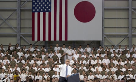 Barack Obama speaks to members of the US and Japanese military at Iwakuni.