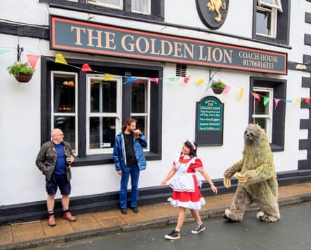La propriétaire Gig Nilavongse (en rouge) et co devant le Golden Lion à Todmorden, juillet 2020. 