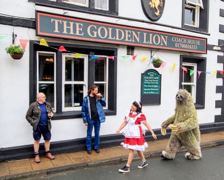 La propriétaire Gig Nilavongse (en rouge) et co devant le Golden Lion à Todmorden, juillet 2020.