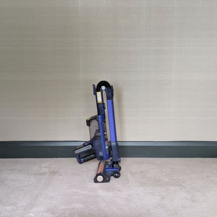 The Shark IA3241UKT folded using the hinge in its extension wand.