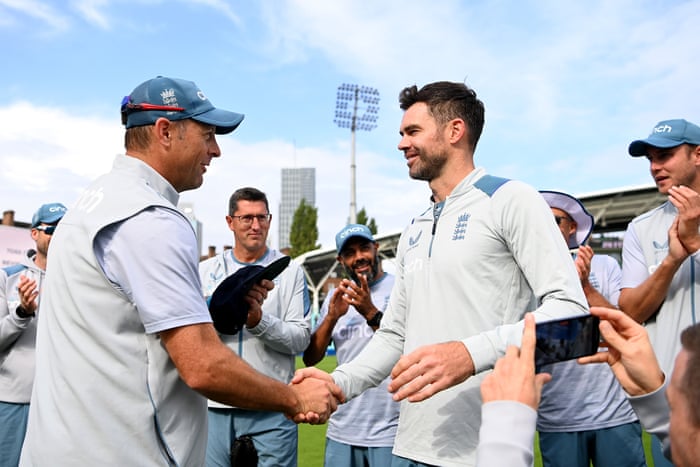 James Anderson recibe su histórica gorra de manos del entrenador Marcus Treskothic.