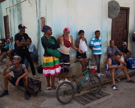 Cubanos haciendo fila para comprar combustible