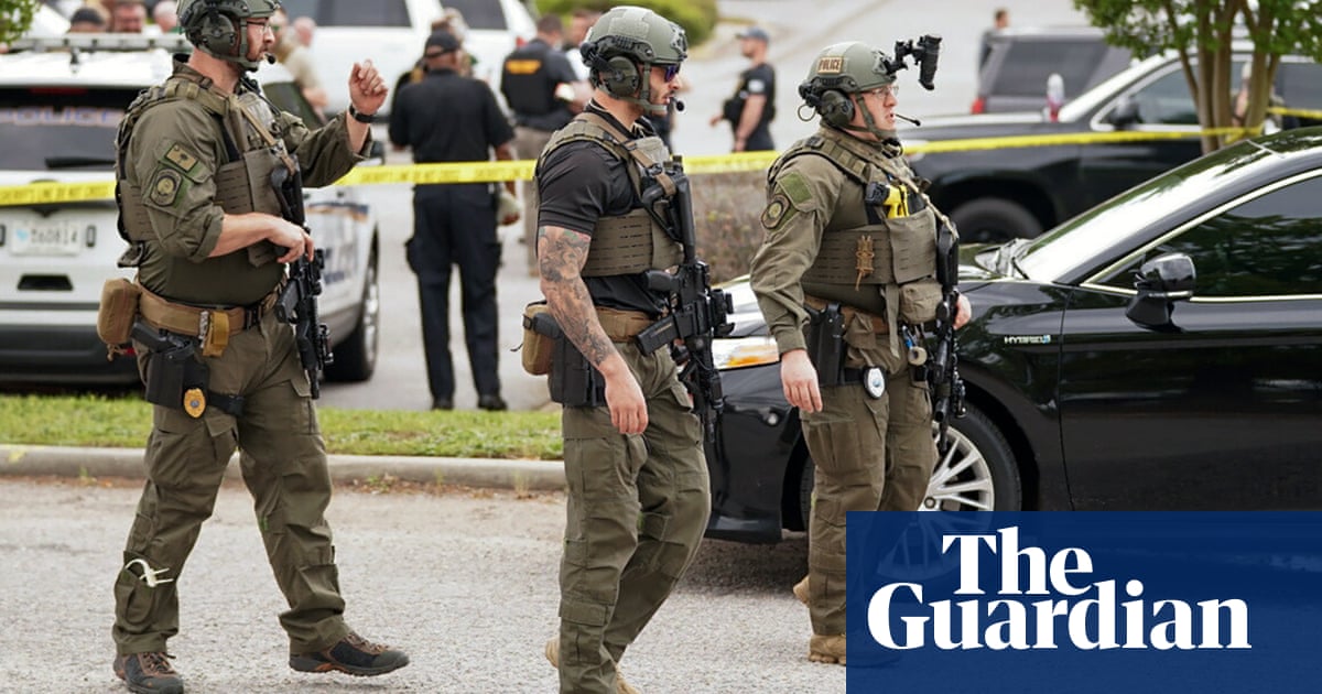 Ten people shot and wounded in gunfire at South Carolina mall