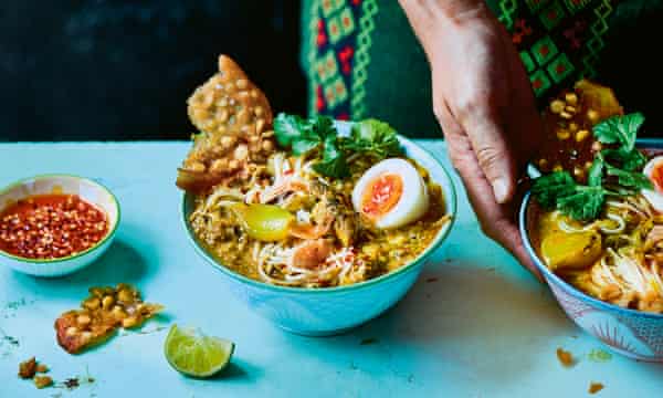Mohinga and pe kyaw – aromatic fish noodle soup and chana dal crackers.