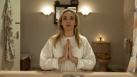 Comer kneeling to pray at the side of a bath