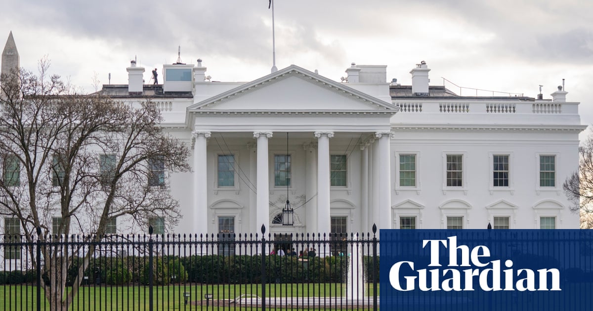 Служител на образователния отдел подаде оставка тази седмица и 17