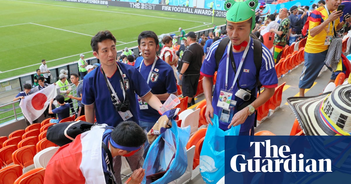 Japan And Senegal Fans Tidy Up After Themselves At World Cup World Cup 2018 The Guardian 2022 World Cup Senega