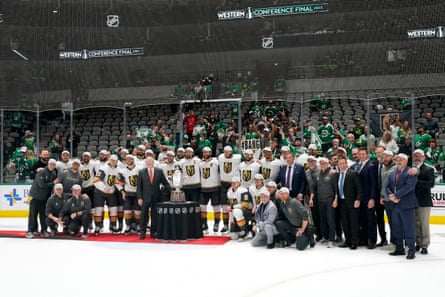 Bill Daly, wakil komisaris NHL, berdiri bersama Vegas Golden Knights menyusul kemenangan tim atas Dallas Stars di Game 6 final Wilayah Barat.