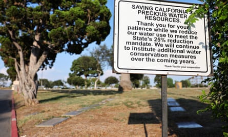 Un panneau est affiché sur la réduction de l'eau au Calvary Cemetery à Los Angeles, en Californie, au milieu de la sécheresse record actuelle de l'État.
