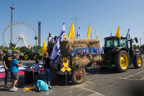 A tractor protest organised by the Kibbutz Movement and the Hostages Families Forum prepares to head towards Hostages Square in Tel Aviv on Saturday.