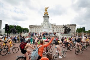 Participants cycle past Buckingham Palace