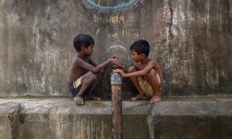 Rohingya children at a water pipe