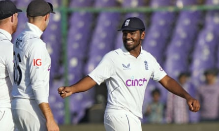 L'Anglais Rehan Ahmed est tout sourire alors qu'il quitte le terrain après avoir pris cinq guichets lors de la deuxième manche du Pakistan lors du troisième test