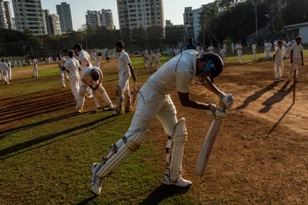 Late afternoon training session on the New Hind of the Gymkhana Matunga. Coaches or private individuals rent pitches for 7,000 rupees (€80) on which maidan employees, whom they pay, set up training nets. The coaches are paid by selling private lessons to a certain number of players.