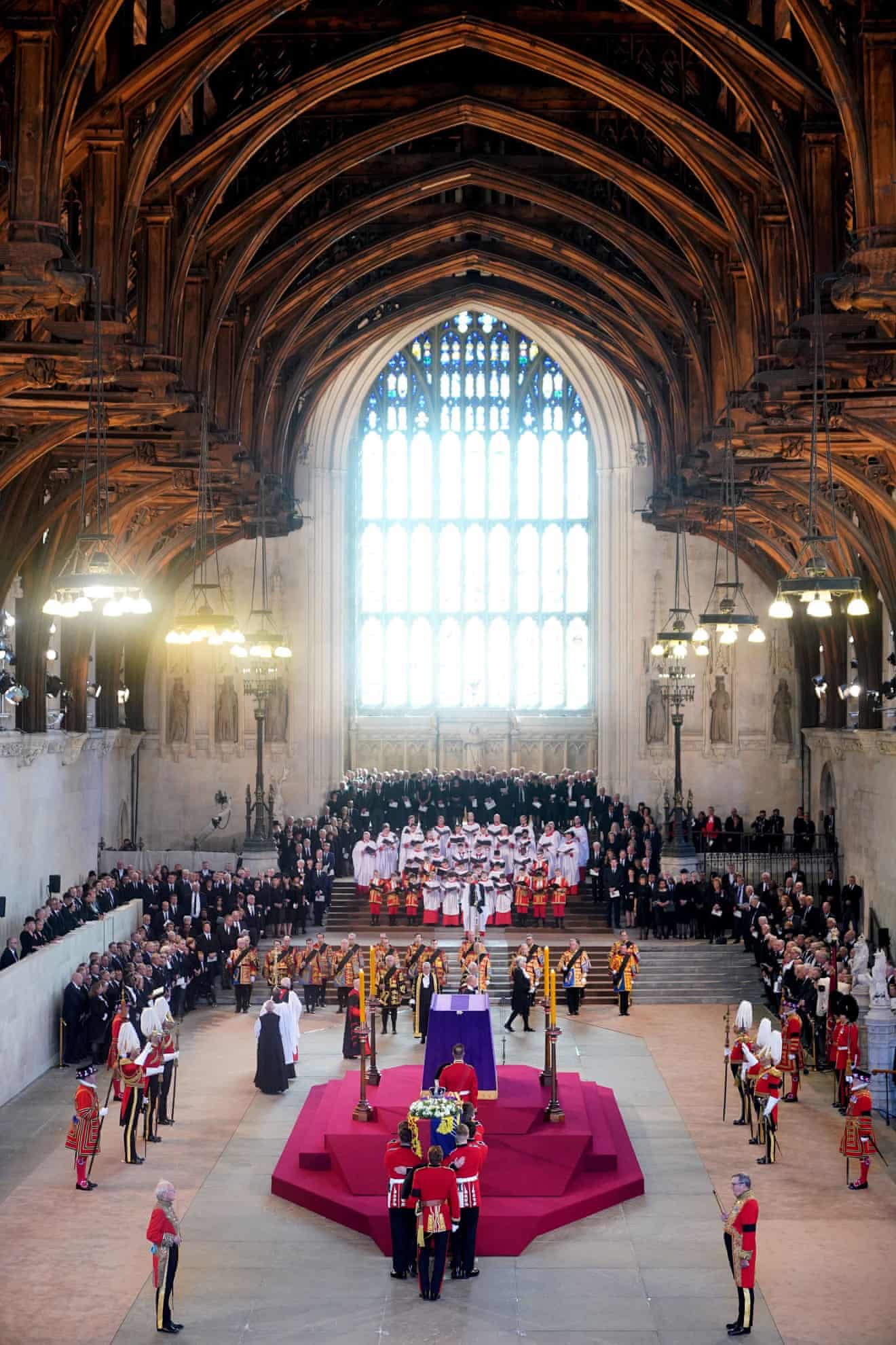 Sicriul reginei Elisabeta a II-a este așezat pe un catafalc în interiorul Westminster Hall, unde va rămâne pentru ca publicul să vină să-l vadă.