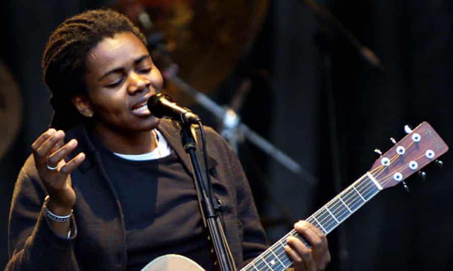 Tracy Chapman actuando en Dublín en 2000.