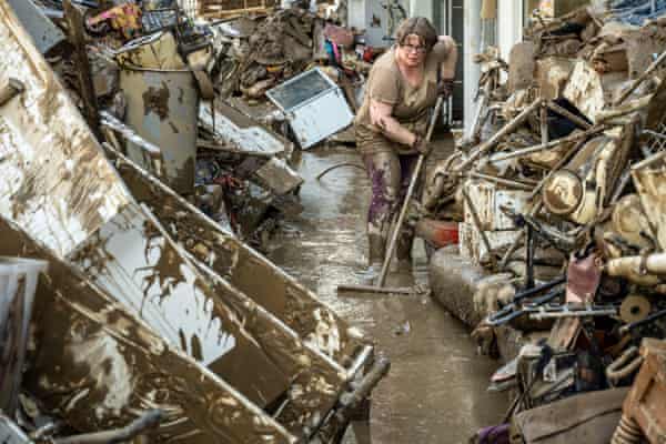 Ehrenamtliche und Bewohnerreinigung in Bad Neuenahr-Ahrweiler.