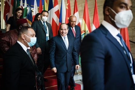 El presidente egipcio Abdel Fatah al-Sisi (centro) asistiendo a una reunión sobre el clima en Berlín a principios de este año.