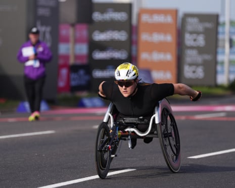 Eden Rainbow-Cooper starts the 2026 London Marathon