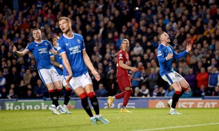 La défense des Rangers réagit après que Darwin Núñez soit inscrit sur la feuille de match.