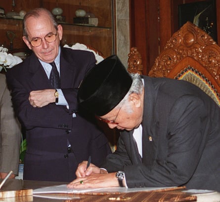 Indonesian President Suharto signing an agreement in front of IMF director general Michel Camdessus in Jakarta in 1998.