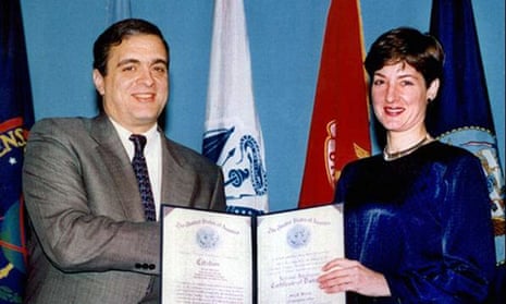 Ana Belén Montes recevant un certificat de George Tenet, alors directeur du renseignement central à la CIA, en 1997