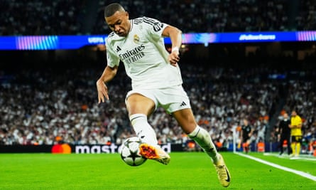 Kylian Mbappé controls the ball.