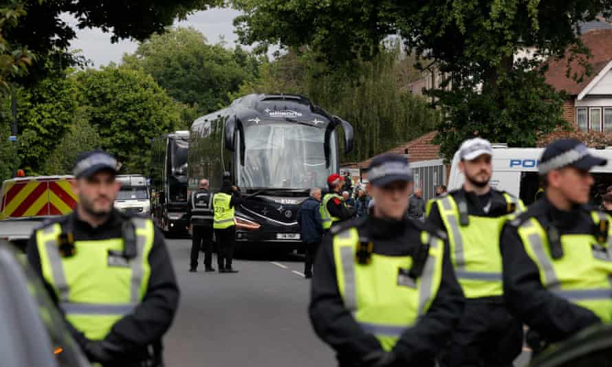 There's a heavy police presence outside the Tottenham Hotspur Stadium as the Arsenal team bus arrives.