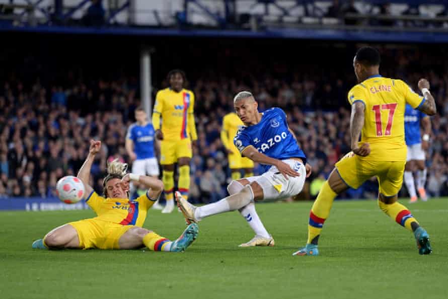 Richarlison equalizes for Everton!