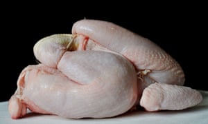 Ένα κοτόπουλο έτοιμο για το μαγείρεμα