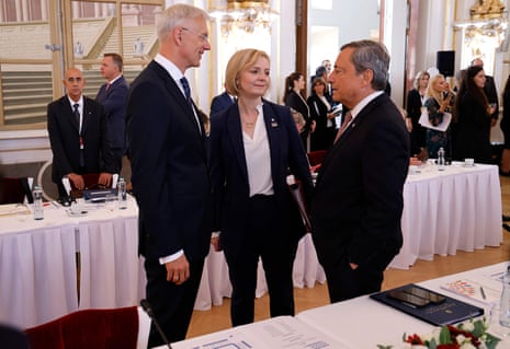 Liz Truss at the opening session of the European Political Community summit in Prague, talking to Latvia’s prime minister, Krišjānis Kariņš (left), and Italy’s prime minister, Mario Draghi.