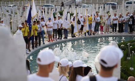 Los bosnios se reúnen para asistir a una ceremonia de conmemoración de la defensa del Monte Igman durante la guerra contra las fuerzas serbias.