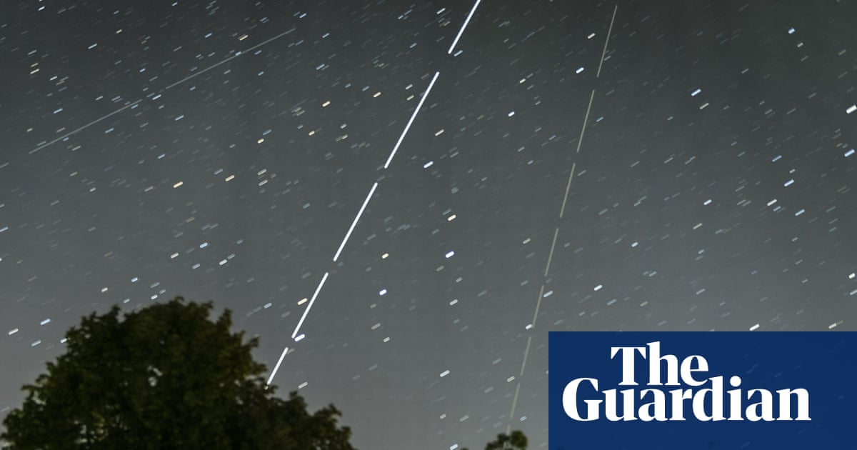 Một chòm sao vệ tinh được phóng bởi công ty SpaceX của Elon Musk (Ảnh: Stephen Chung/Alamy Live News)