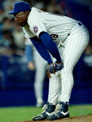 Anthony Young reacts after loading the bases against the Chicago Cubs