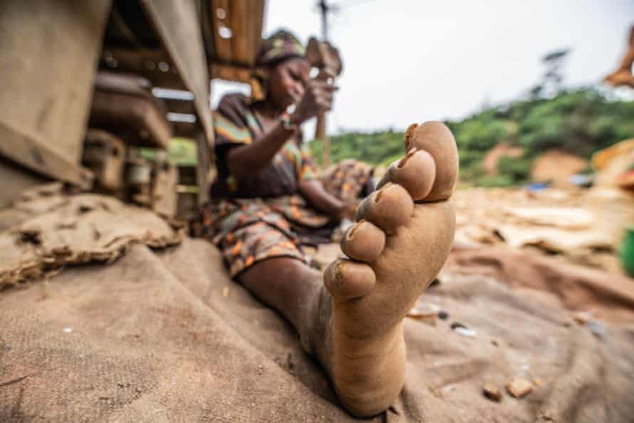 A woman miner in Kamituga.